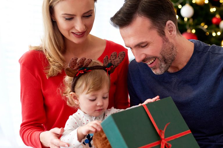 Familia con bebé y un regalo de navidad